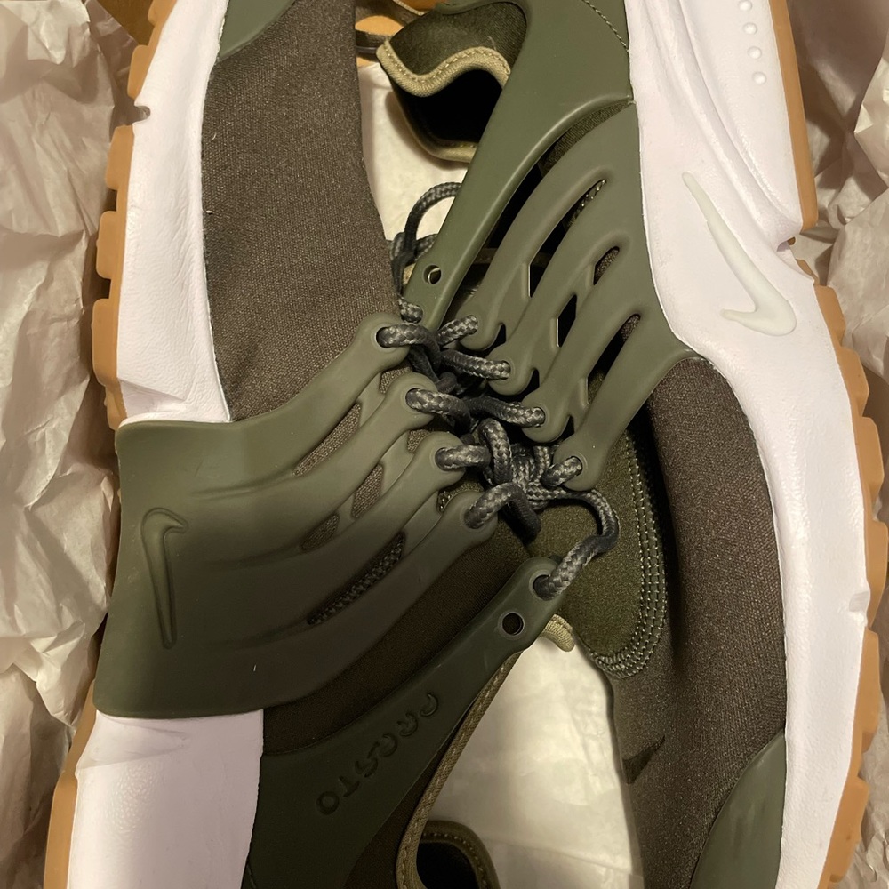 Brand Never worn. Dark green ( this is a size 9 which I wear but is too big)
